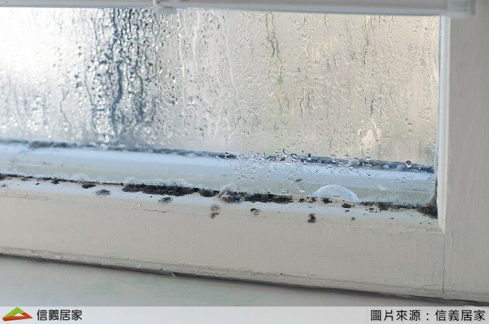 ▲摸摸看窗框周圍是否有滲漏水痕跡，是檢視居家漏水的警訊之一。（圖／NOWnews資料照片）
