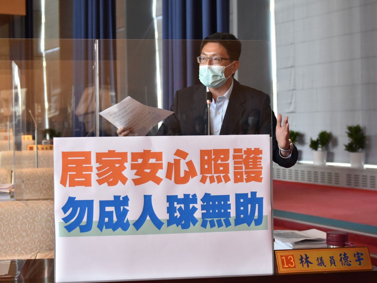 ▲議員林德宇指出，中市啟動居家安心照護，但民政局、衛生局等單位橫向聯繫出問題，要求民政局及衛生局要加強聯繫環節(圖／柳榮俊攝2022.4.26)