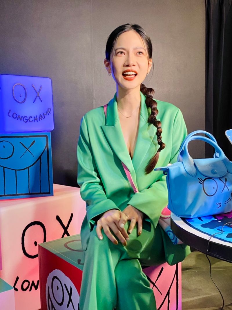 ▲曾之喬以全套綠色西裝小露性感美胸,分享防疫傳遞溫情的好方法,還傳授自己的配件搭配原則。(圖/記者蕭涵云攝)