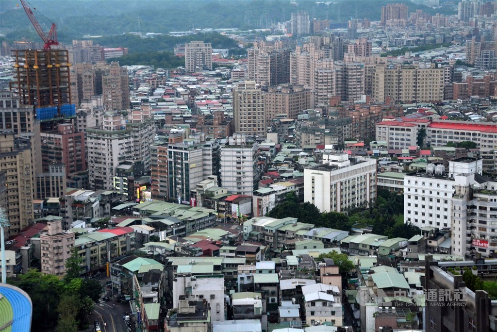 ▲立法院院會26日三讀修正通過公寓大廈管理條例部分條文，危險公寓大廈限期設管委會，違者每戶最高可罰新台幣20萬元。圖為新北市市景。（圖／中央社）