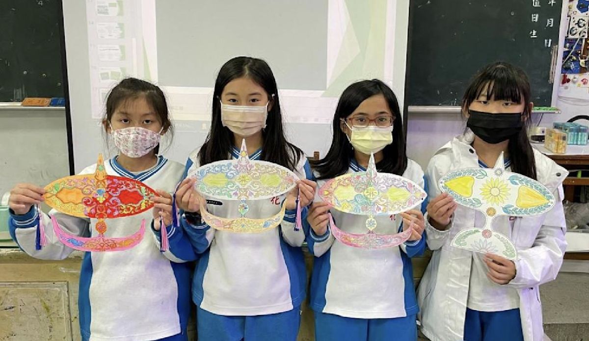 ▲興化國小與明志科技大學通識中心合作，指導學生製作馬來西亞吉蘭丹月亮風箏吊飾。（圖／教育局提供）