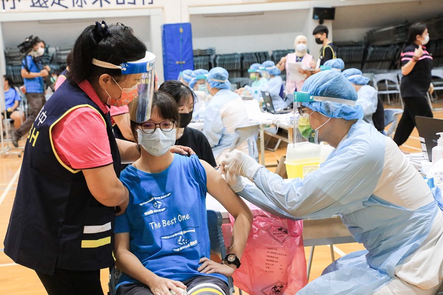 ▲國小學童疫苗的接種將比照國高中，由醫護人員進入校園施打。圖為台中市忠明高中接種疫苗情形。（資料畫面／台中市政府提供，2022.04.26）