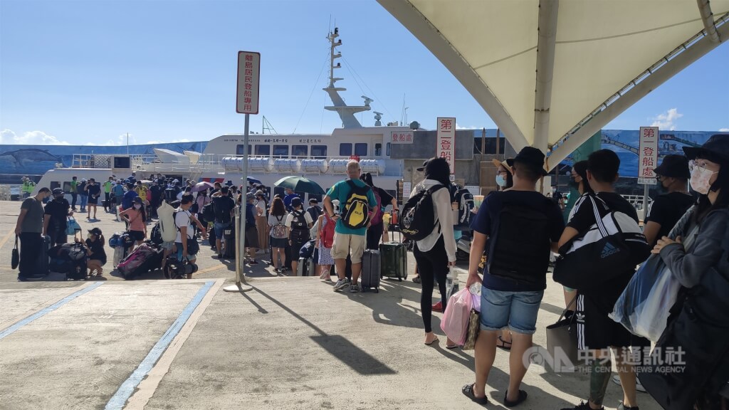 ▲蘭嶼鄉公所和觀光業者決議，旅客到蘭嶼後要簽切結書，如被匡列在民宿居家隔離，費用自付；綠島則希望能有專船後送居隔者。圖為民眾在台東富岡港排隊等待上船。（圖／中央社）