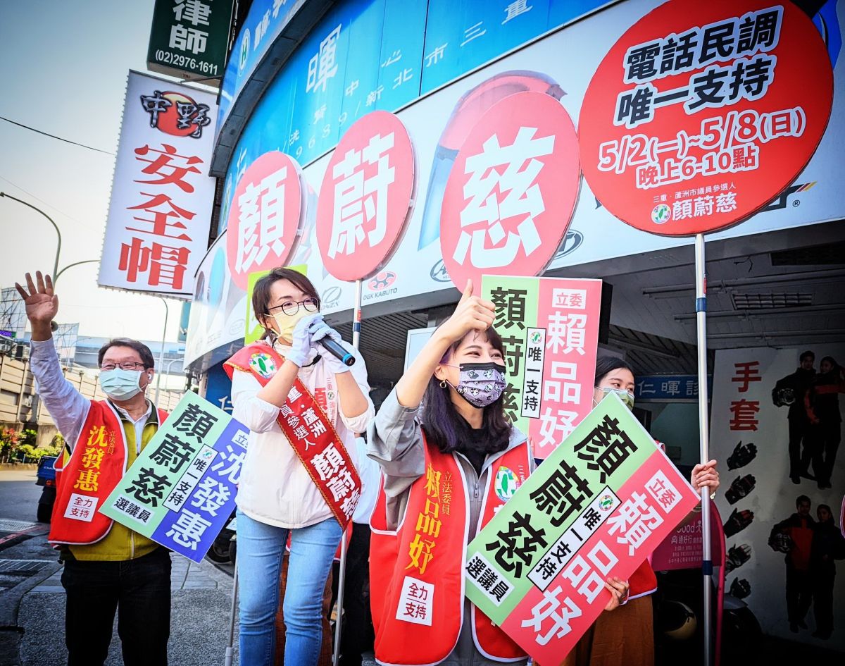 ▲立委沈發惠、賴品妤今（26）日特陪爭取三重、蘆洲市議員提名的顏蔚慈，一起在台北橋路口向市民朋友們打招呼問好。（圖／顏蔚慈提供）