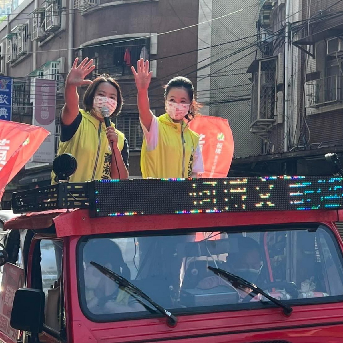 ▲居家隔離的新北市議員何博文為了力挺子弟兵黃淑君，打出「太座牌」輔選。（圖／黃淑君提供）