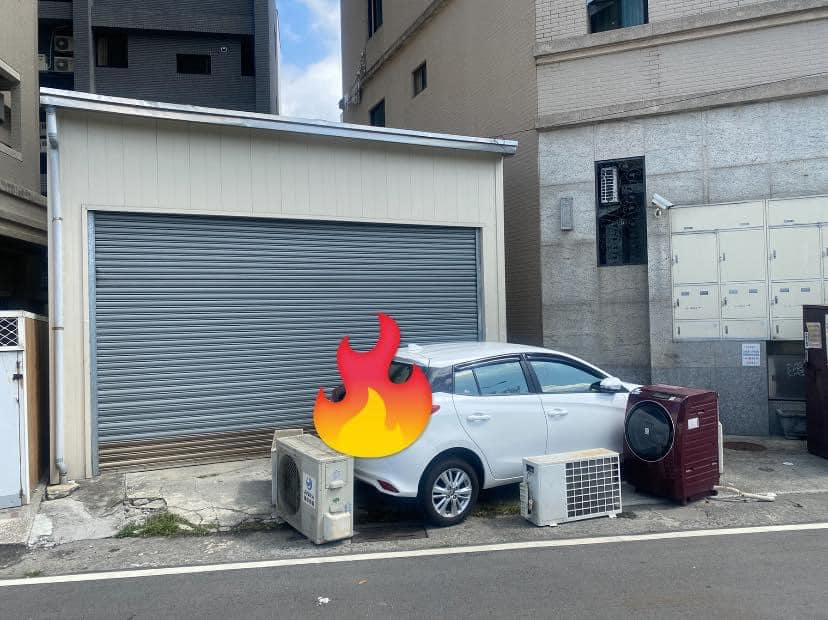 ▲私人土地被路人隨意停車擋在門口，讓網友氣得搬出冷氣機洗衣機將轎車「擋好擋滿」反擊。（圖／爆怨公社）