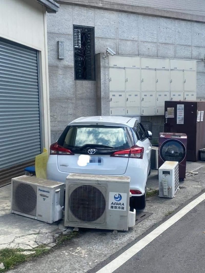 ▲私人土地被路人隨意停車擋在門口，讓網友氣得搬出冷氣機洗衣機將轎車「擋好擋滿」反擊。（圖／爆怨公社）