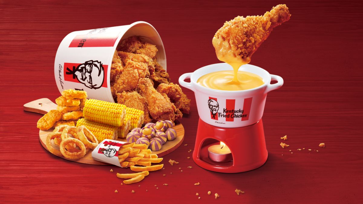▲肯德基「秒殺鍋物」炸雞起司鍋正式回歸！今年母親節全新「炸雞起司鍋啾愛媽咪餐」限量上市10,000萬份，竟提供前一日「3000份搶先預購」免排隊。（圖／肯德基提供）