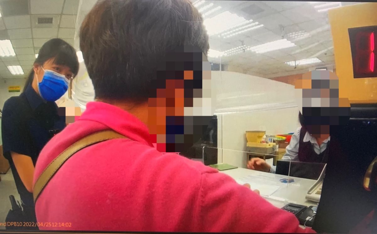 ▲高雄市1名七旬婦人誤信股市明燈不惜保單借款15萬也要匯款給所謂的客服代客操作，所幸轄區苓雅分局民權路派出所員警成功阻止才讓婦人保住老本。(圖／記者郭凱杰翻攝)