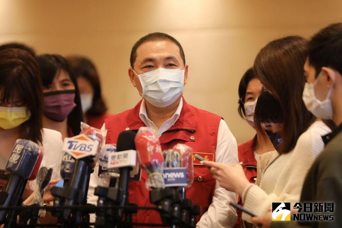 ▲新北市長侯友宜受訪時強調，所有的試辦計畫一定要經過中央核准，「因為傳染病防治法是中央的權責，地方是一個執行單位」。（圖／記者陳志仁攝，2022.04.27）