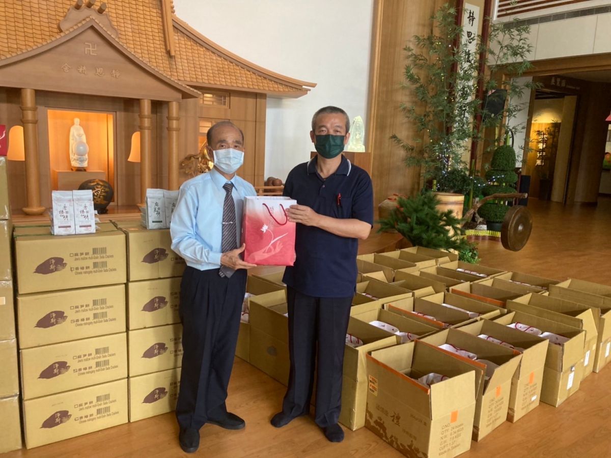 ▲慈濟基金會蔡照和師兄（左）致贈移民署宜蘭收容所安心祝福禮。（圖／移民署提供）