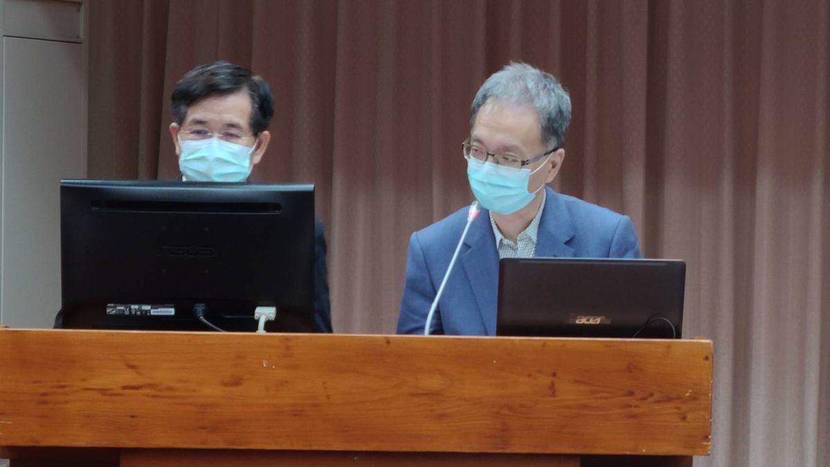 ▲衛福部次長薛瑞元（右）今（27）日在立法院表示，輝瑞BNT疫苗預計本周簽約，屆時可望有150萬劑疫苗抵台，但兒童疫苗數量還不確定。（圖／記者李琦瑋攝，2022.04.27）