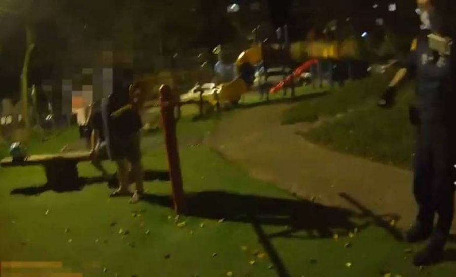 ▲新北市一位少年在網路嘲笑居隔外出被罰150萬的男子，不料因此惹禍上身，被同為國中生的對方好友在公園圍毆。（圖／翻攝畫面）