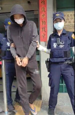 ▲鼓山分局員警當場查獲吳男持有毒品安非他命1包,全案依違反毒品危害防制條例依法送辦。(圖/記者郭凱杰翻攝) ▲鼓山分局員警當場查獲吳男持有毒品安非他命1包,全案依違反毒品危害防制條例依法送辦。(圖/記者郭凱杰翻攝)
