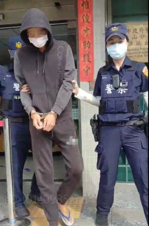 ▲鼓山分局員警當場查獲吳男持有毒品安非他命1包，全案依違反毒品危害防制條例依法送辦。（圖／記者郭凱杰翻攝）