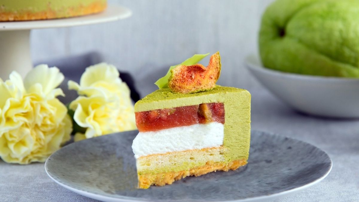 ▲「紅心芭樂包種茶慕斯蛋糕」特別選用台灣包種茶以及紅心芭樂製作。（圖／LA ONE 烘焙坊提供）