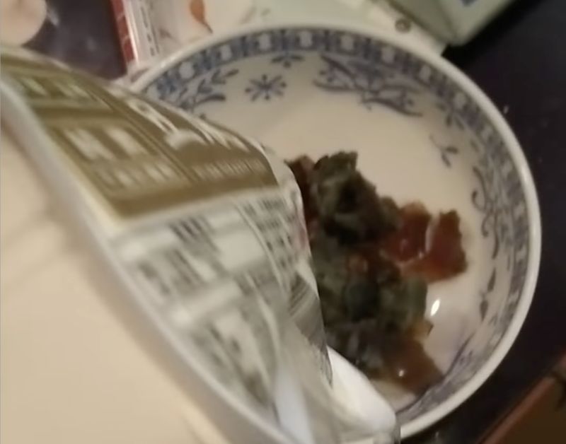 ▲一名網友分享自己的吃法，竟是將豆腐整盒捏碎後，和碎皮蛋攪在一塊。（圖／翻攝自爆廢公社公開版）