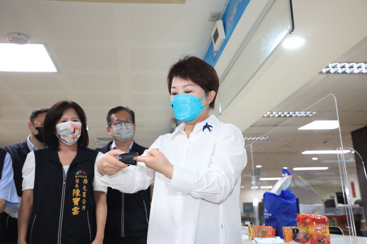 ▲市長盧秀燕前往西屯區公所關懷中心視察，示範如何使用血氧機，協助民眾度過疫情高峰(圖／市政府提供2022.4. 27)