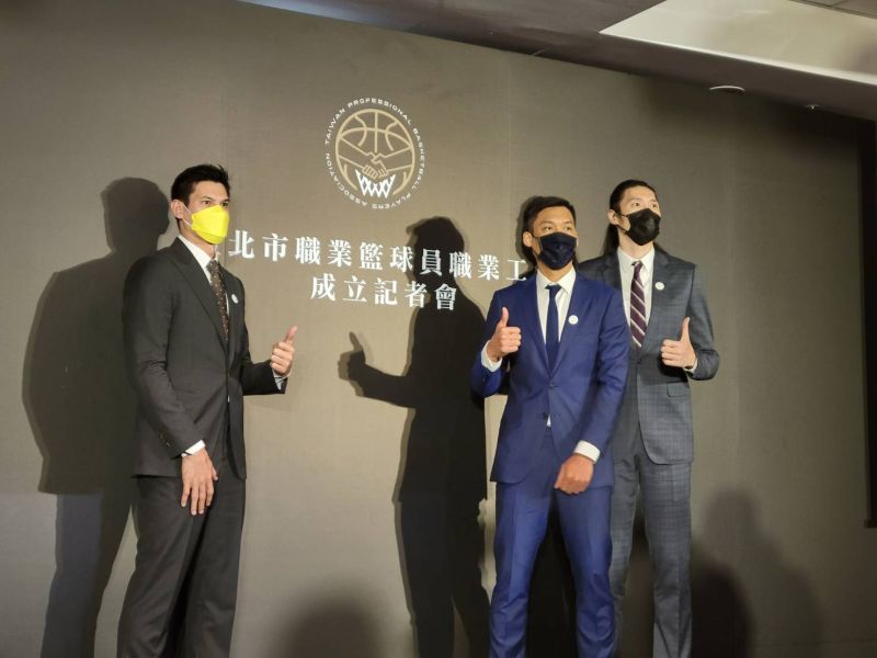 ▲台灣籃球工會成立，左起：林志傑、楊敬敏、曾文鼎。（圖／黃建霖攝）