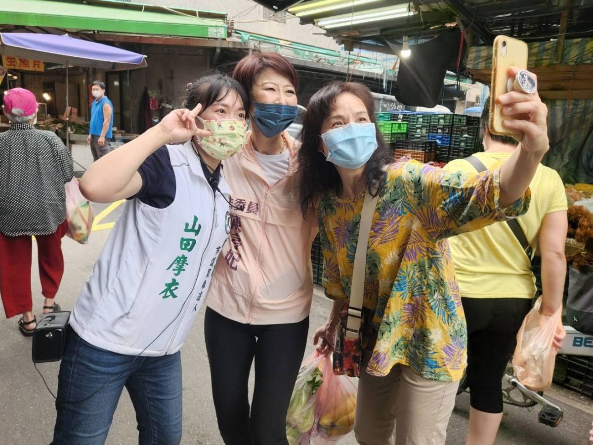 ▲立委陳亭妃於今（27）日北上前往板橋區的朝陽市場，陪同爭取新北市板橋區議員提名的山田摩衣掃街拜票。（圖／山田摩衣提供）