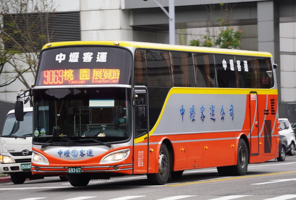 ▲桃園監理站表示，因應5/1台鐵休假停駛的衝擊，桃園火車站周邊均有各大客運場站提供南北運輸服務，繼續提供運輸服務。（圖／桃園監理站提供）