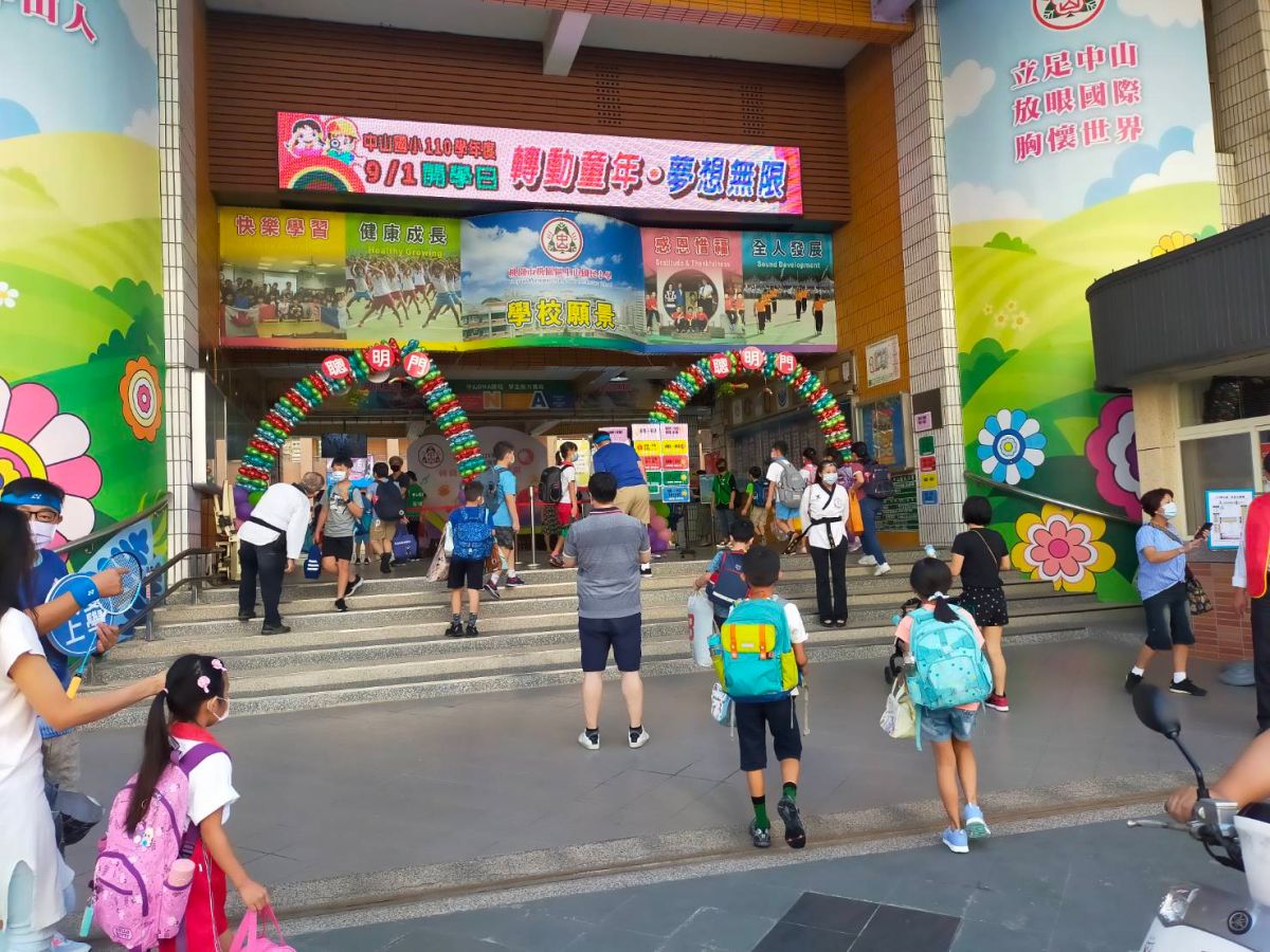 ▲桃園市最大國小桃園區中山國小，因確診班級數達10班，今天公告宣布自明天起全校停課7天。（圖／資料照）