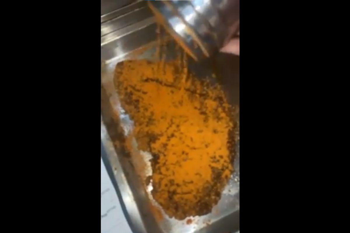 ▲店家應客人要求，狂灑辣粉做10倍辣度。（圖／截取自《爆廢公社二館》）