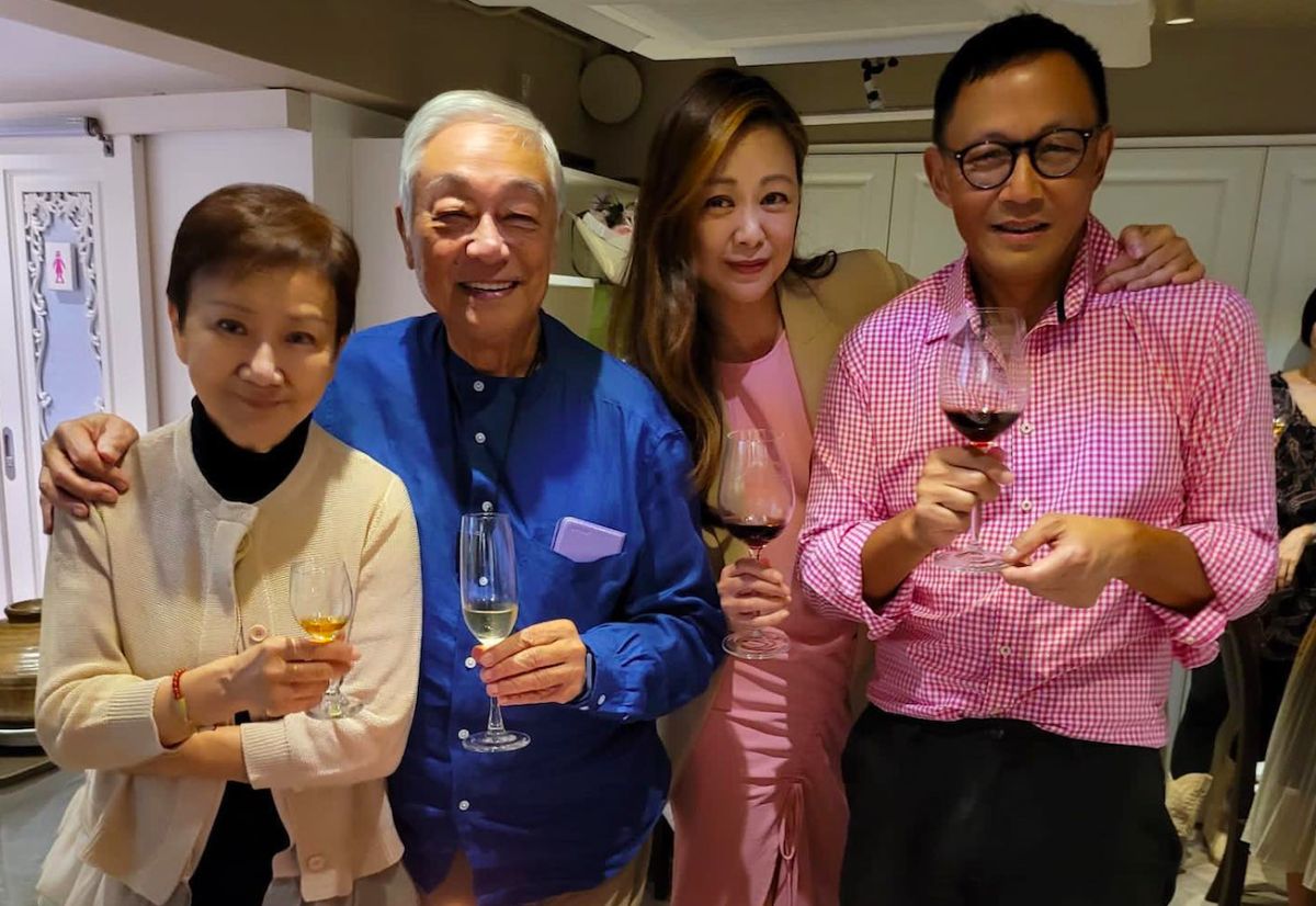 ▲王馨平（右二）與舅父曾江（左二）、舅母焦姣（左一）時常相聚。（圖／翻攝王馨平IG）