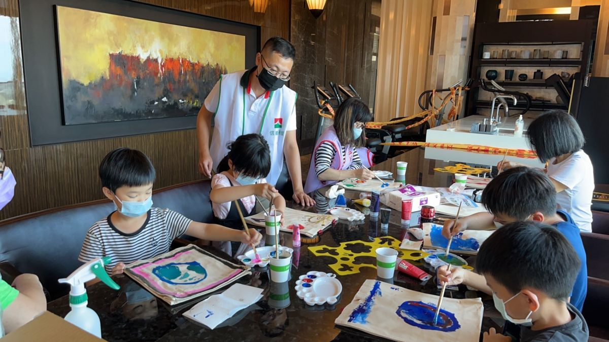 ▲信義房屋中科東大店專案經理陳泱儒響應ESG面向的永續理念，自主舉辦環保袋DIY活動。（圖／NOWnews資料照片）