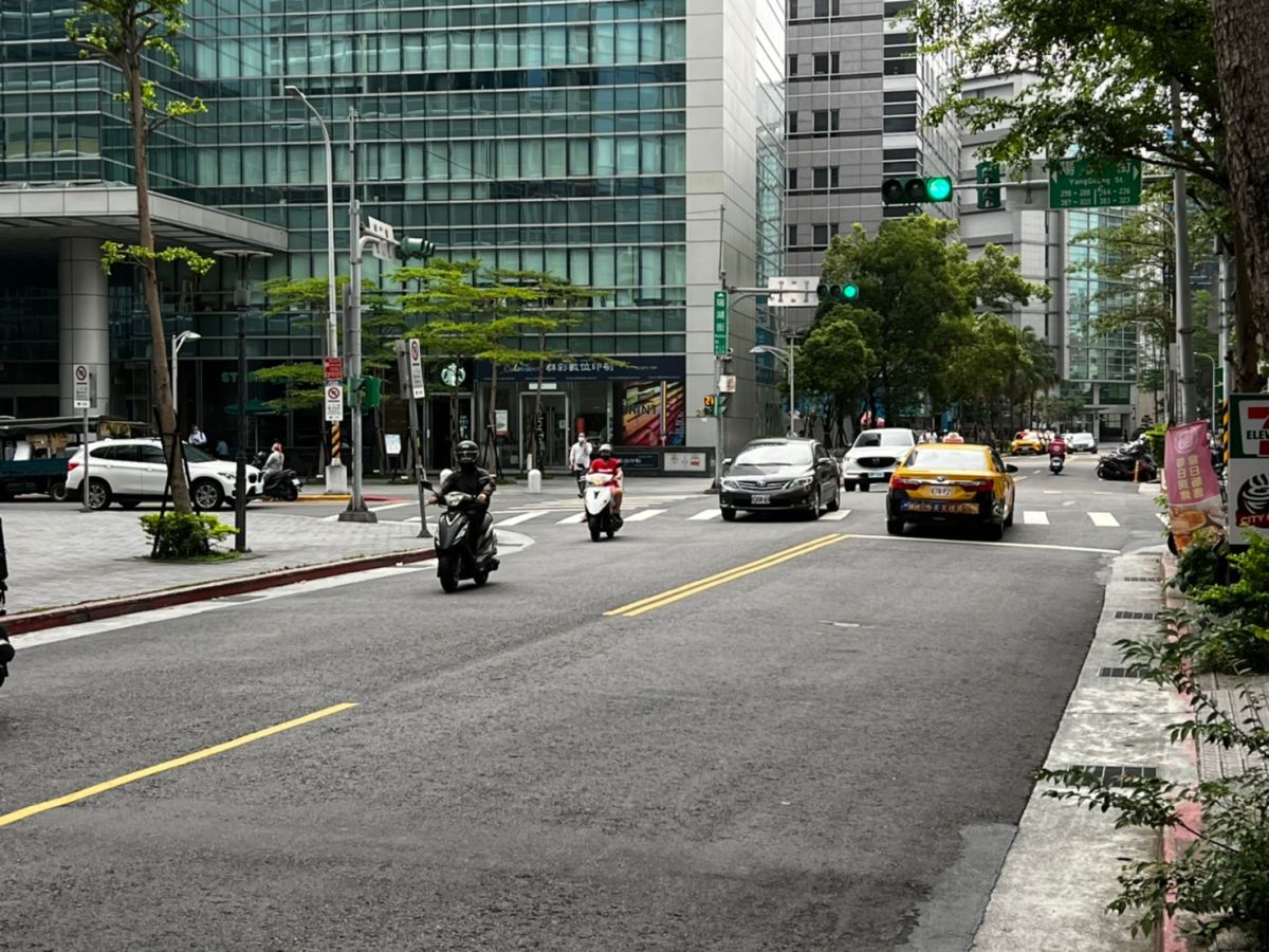 ▲週三（10/5）東北季風增強，北台灣高溫將會下降攝氏9度左右，體感上也會有較明顯的涼意，對台灣影響將持續到週日（10/9）。（圖／記者張勵德攝）