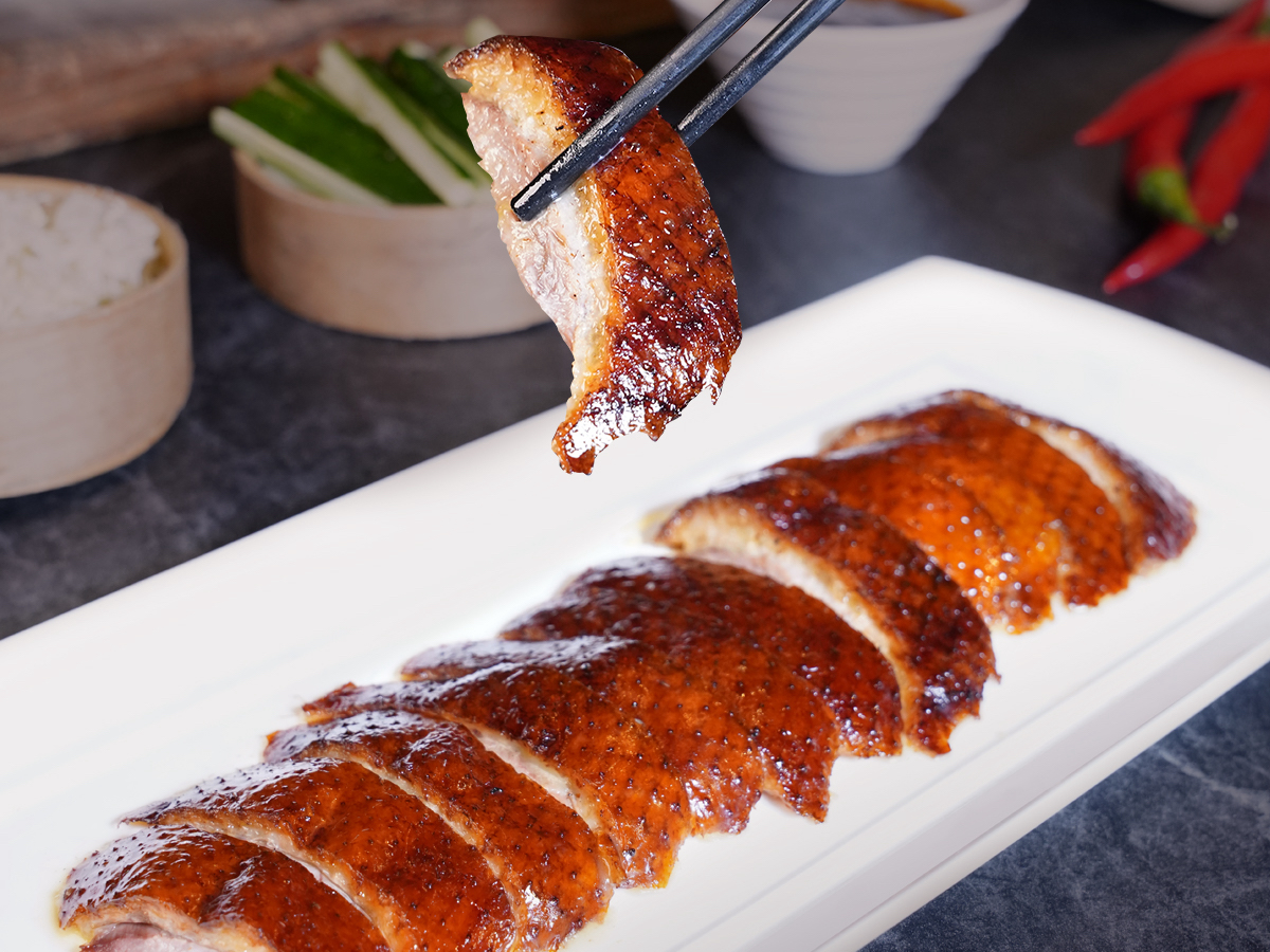 ▲連續5年拿下全台唯一米其林三星的頤宮中餐廳，招牌菜「火焰片皮鴨」，四種吃法深受老饕喜愛。（圖／業者提供）