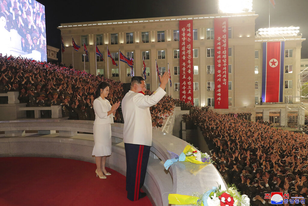 ▲北韓領導人金正恩25日深夜於平壤參與北韓人民革命軍建軍90周年閱兵式，活動中更宣示將加快發展核武，北韓第一夫人李雪主也聯袂出席。（圖／美聯社／朝中社）