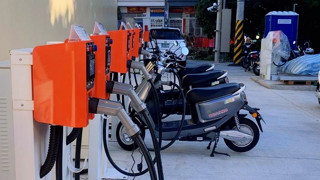 ▲能海電能、凱勝綠能與晟颺再生能源，三方簽訂電動機車充電椿合作契約書。（圖／能海電能提供）