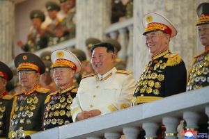 ▲金正恩25日深夜於平壤參與北韓人民革命軍建軍90周年閱兵式。(圖/美聯社/朝中社) ▲金正恩25日深夜於平壤參與北韓人民革命軍建軍90周年閱兵式。(圖/美聯社/朝中社)