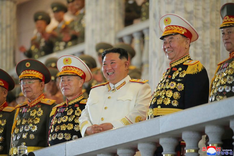 ▲金正恩出席北韓人民革命軍建軍90周年閱兵式。（圖／美聯社／朝中社）
