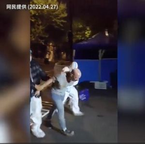 ▲上海封城下，有外國男子試圖出逃被抓大喊「我要死」遭防控人員攔下。（圖／翻攝自《自由亞洲電台》）