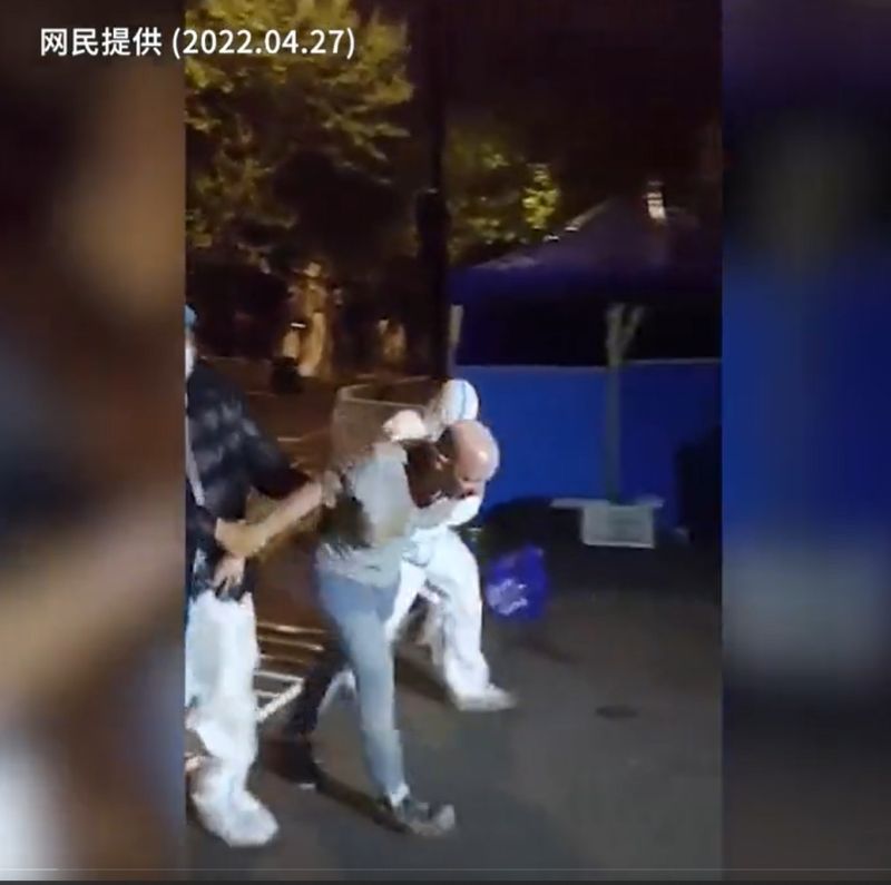 ▲上海封城下，有外國男子試圖出逃被抓大喊「我要死」遭防控人員攔下。（圖／翻攝自《自由亞洲電台》）