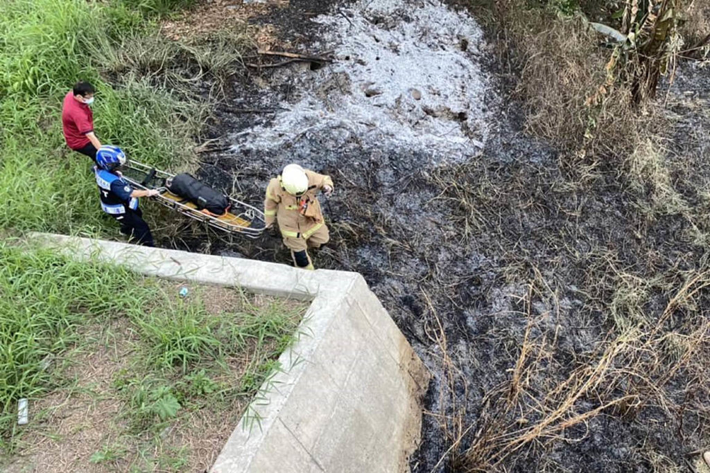 ▲台南市72歲范姓男子27日上午出門從事農務後失聯，晚間6時許被發現倒臥在新營區一處農地，已明顯死亡，警消人員獲報到場處理。范男死因仍有待釐清。（讀者提供）中央社記者楊思瑞台南傳真　111年4月27日