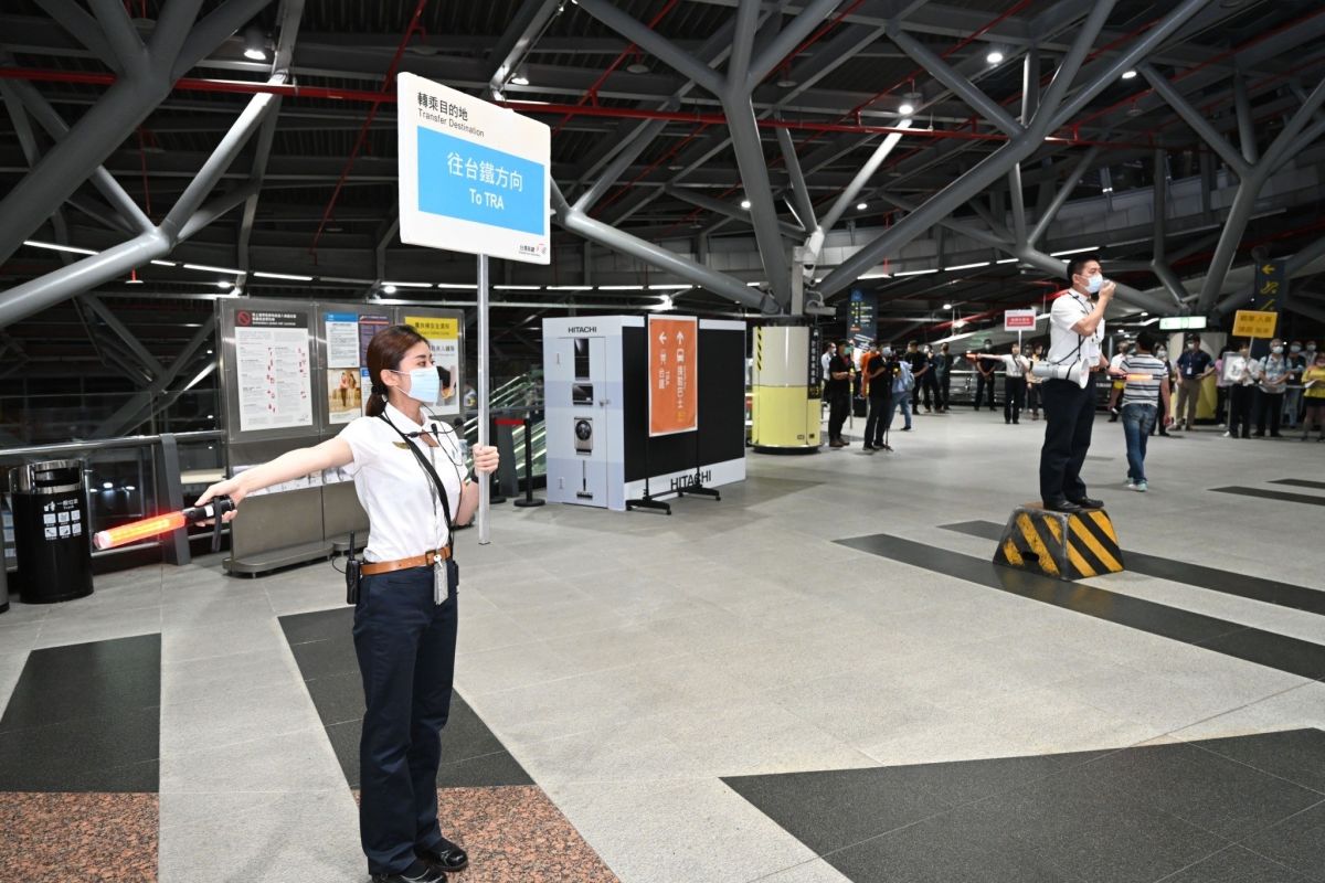 ▲台灣高鐵針對加強車站站內廣播及引導旅客轉乘接駁進行演練。（圖／台灣高鐵）