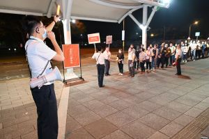 引導旅客 ▲高鐵站務人員演練引導旅客至臨時停車月台搭乘接駁巴士。(圖/台灣高鐵)