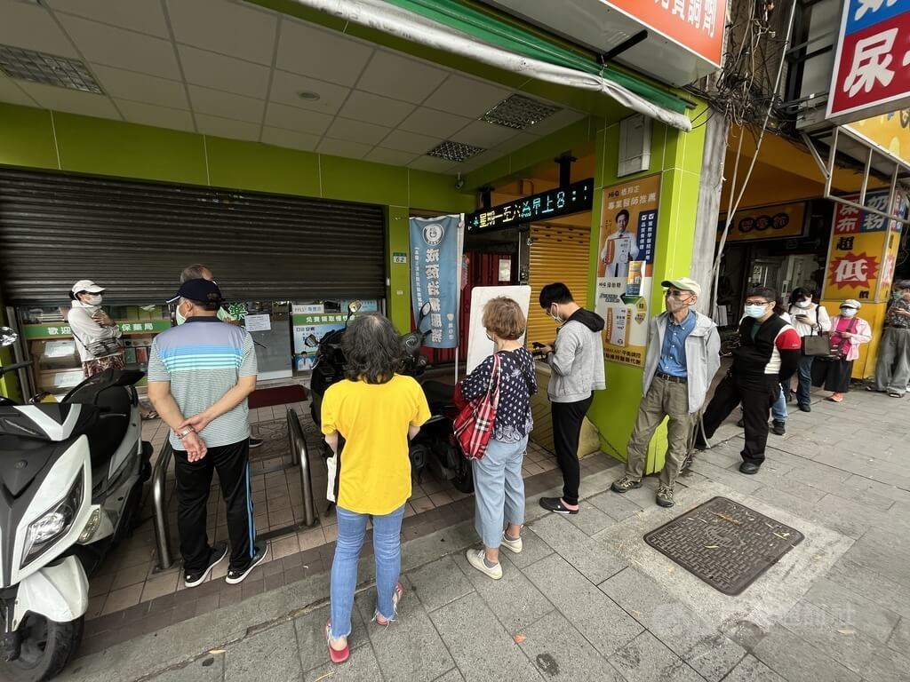 ▲家用快篩試劑販售實名制28日上路，北市士林區一家藥局28日開門前就已出現排隊人潮。（圖／中央社記者徐肇昌攝 111年4月28日）