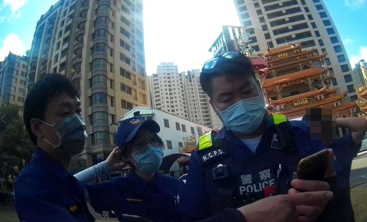 ▲女網友要求溫男代領付8888元包裹，不領就跳愛河，溫男報警後警趕赴現場救人，經查竟是詐騙案！（圖／記者郭凱杰翻攝） 