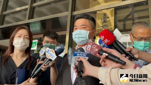 ▲前立委顏寬恆因資深媒體人周玉蔻提告，28日上午前往台北地檢署出庭應訊。（圖／記者潘千詩攝，2022.4.28）