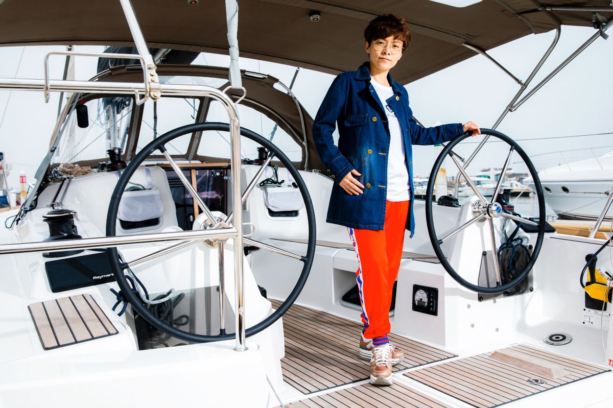 ▲朱佳期推出單曲《一秒變傳奇》，感謝遇到貴人「財富女神」王宥忻。（圖／固力狗娛樂提供）