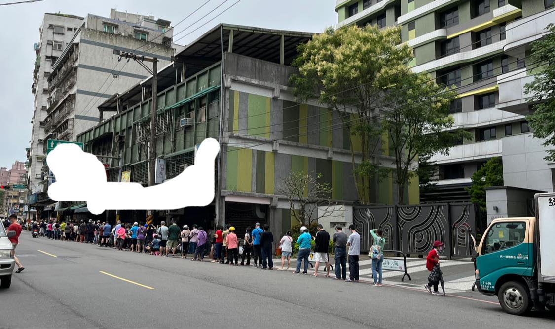 ▲為了買快篩試劑，藥局前大排長龍，有網友甚至目擊，長者為了搶排隊，直接在馬路上暴衝，不僅沒看來車，還無視紅燈穿越馬路。（圖／翻攝自爆廢公社）