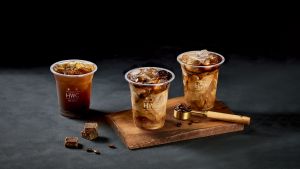 五一連假拉麵「買1送1」 咖啡、手搖飲第二杯免費喝起來 ▲五一勞動節連假好康優惠,漢堡王「降肉」4.4盎司超巨牛排只要20元、請外送員免費吃小華堡。一風堂插旗新莊宏匯廣場,開幕限定拉麵買1送1超值優惠;肉多多火鍋外帶肉品海鮮買1送1;其他包括黑沃咖啡,康青龍、TEATOP、Mr.Wish等手搖飲也都祭出優惠。(圖/黑沃咖啡提供)