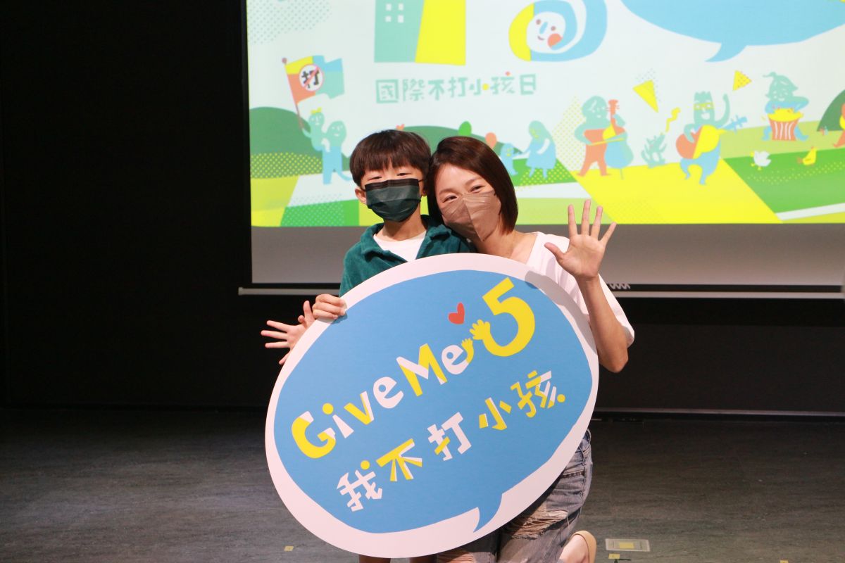 ▲六月（右）觀望兒童疫苗中。（圖／人本教育文教基金會）