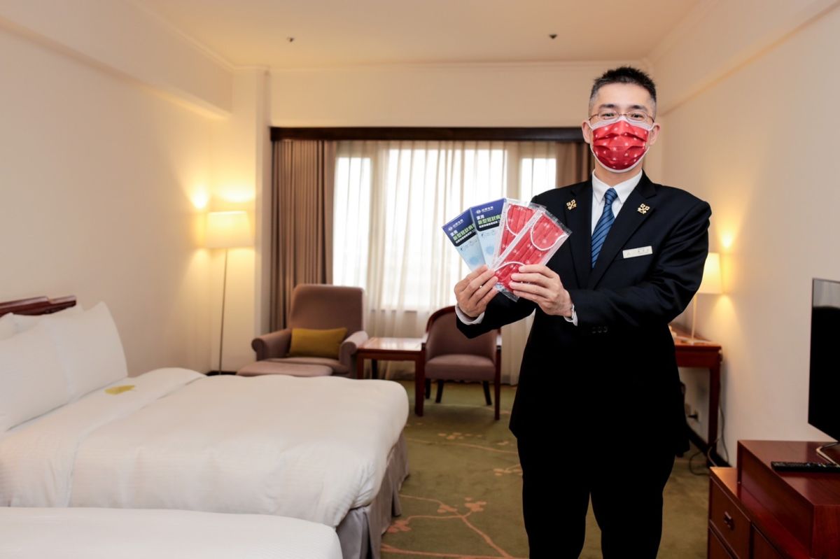 ▲疫情大爆發，台中福華推住房送快篩口罩雙重防疫。（圖／福華提供）