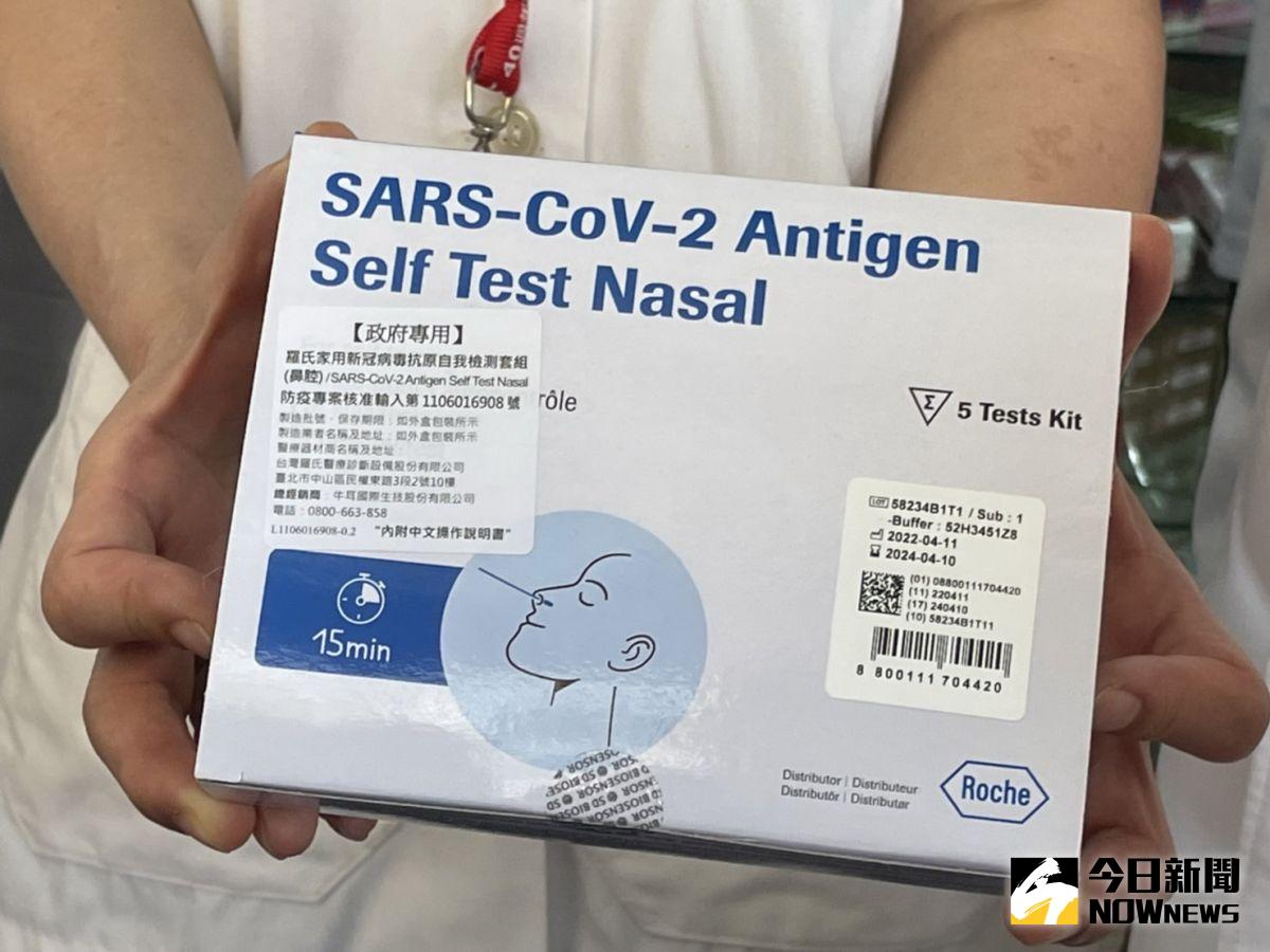 ▲教育部今天宣布，行政院已協調中央流行疫情指揮中心，將免費提供中小學及五專前3年級學生，每人4劑COVID-19家用抗原快篩試劑，預計6日起陸續寄到各校。（圖／記者陳志仁攝，2022.04.28）