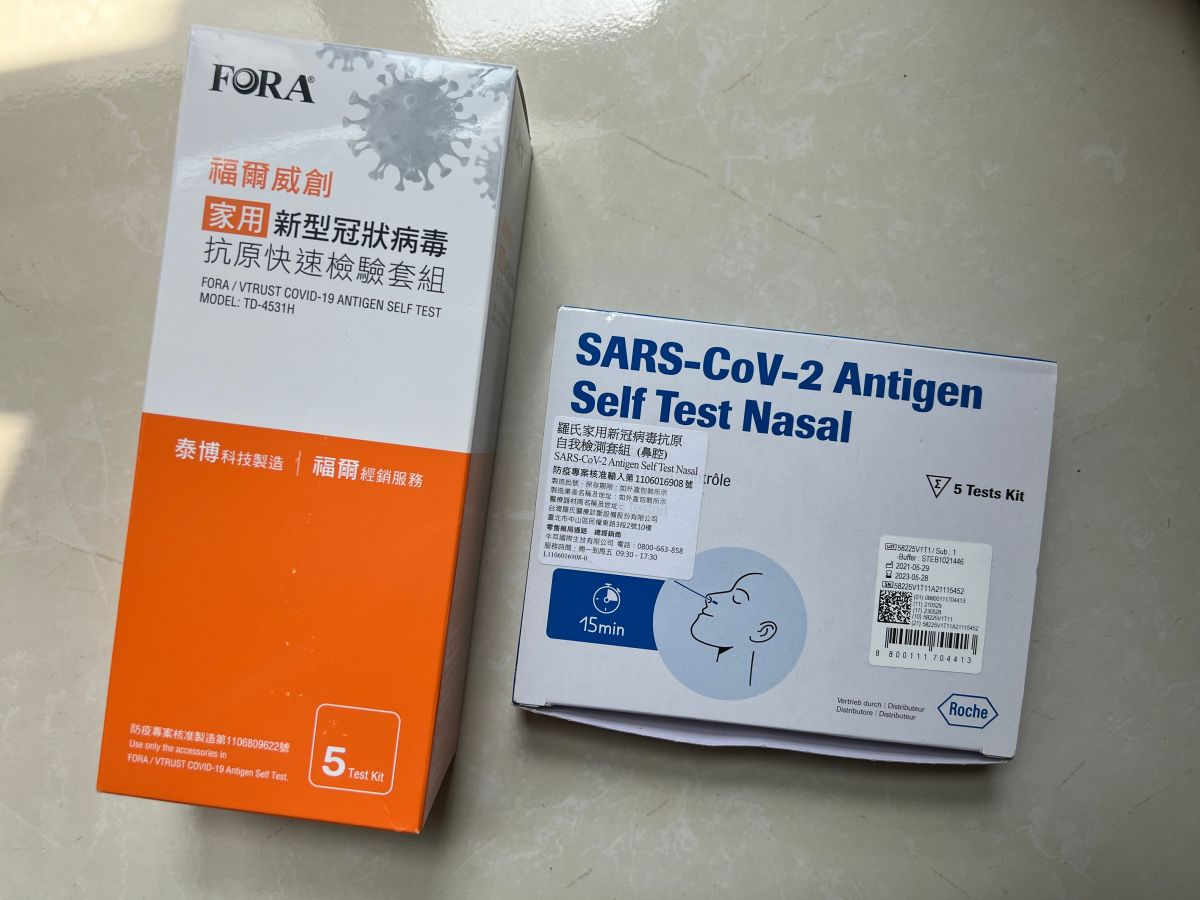 ▲本土新冠疫情升溫，大批民眾赴醫院進行PCR採檢，隨快篩實名制上路後，也有不少民眾在藥局外大排長龍購買快篩。（圖／記者周淑萍攝）